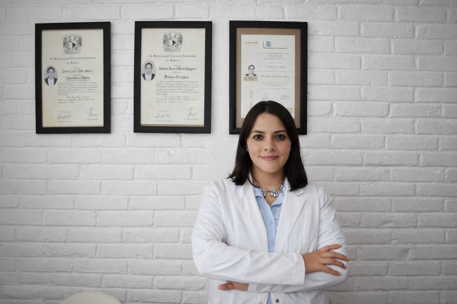 Dra. Zaira Gómez atendiendo paciente